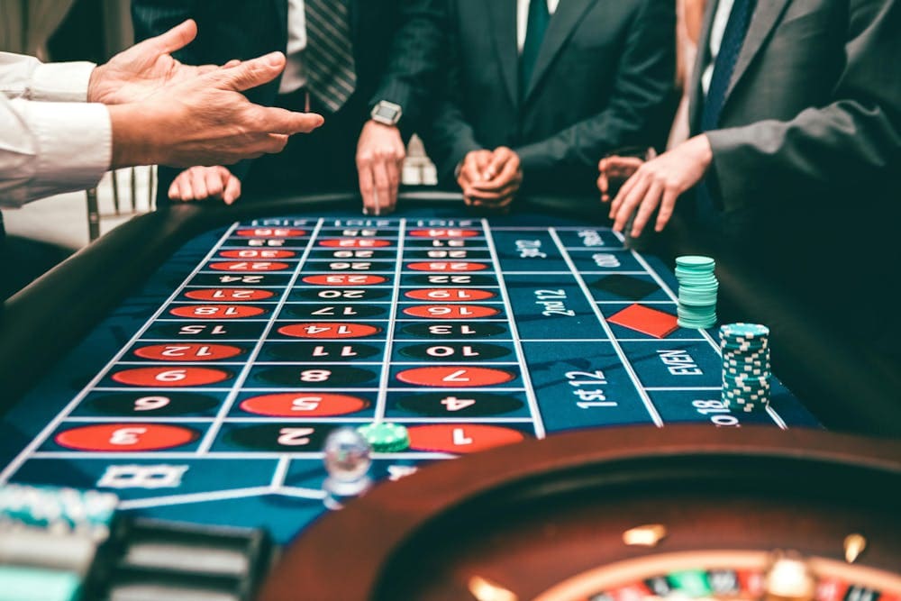 Dynamic 8E88 games montage illustrating a variety of popular casino games and exciting gameplay